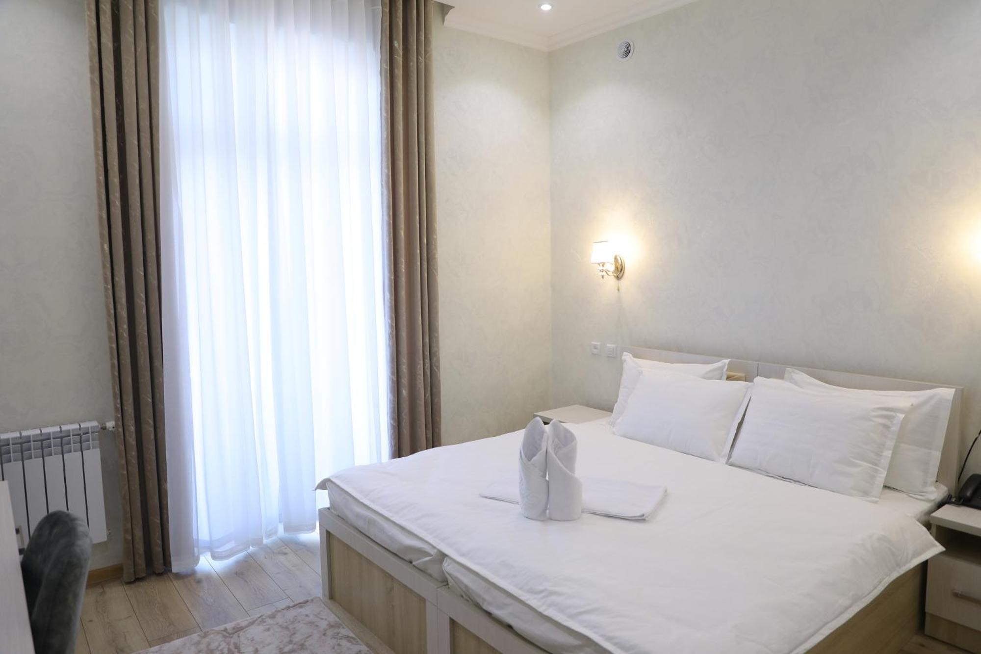 Status Hotel Karshi Extérieur photo