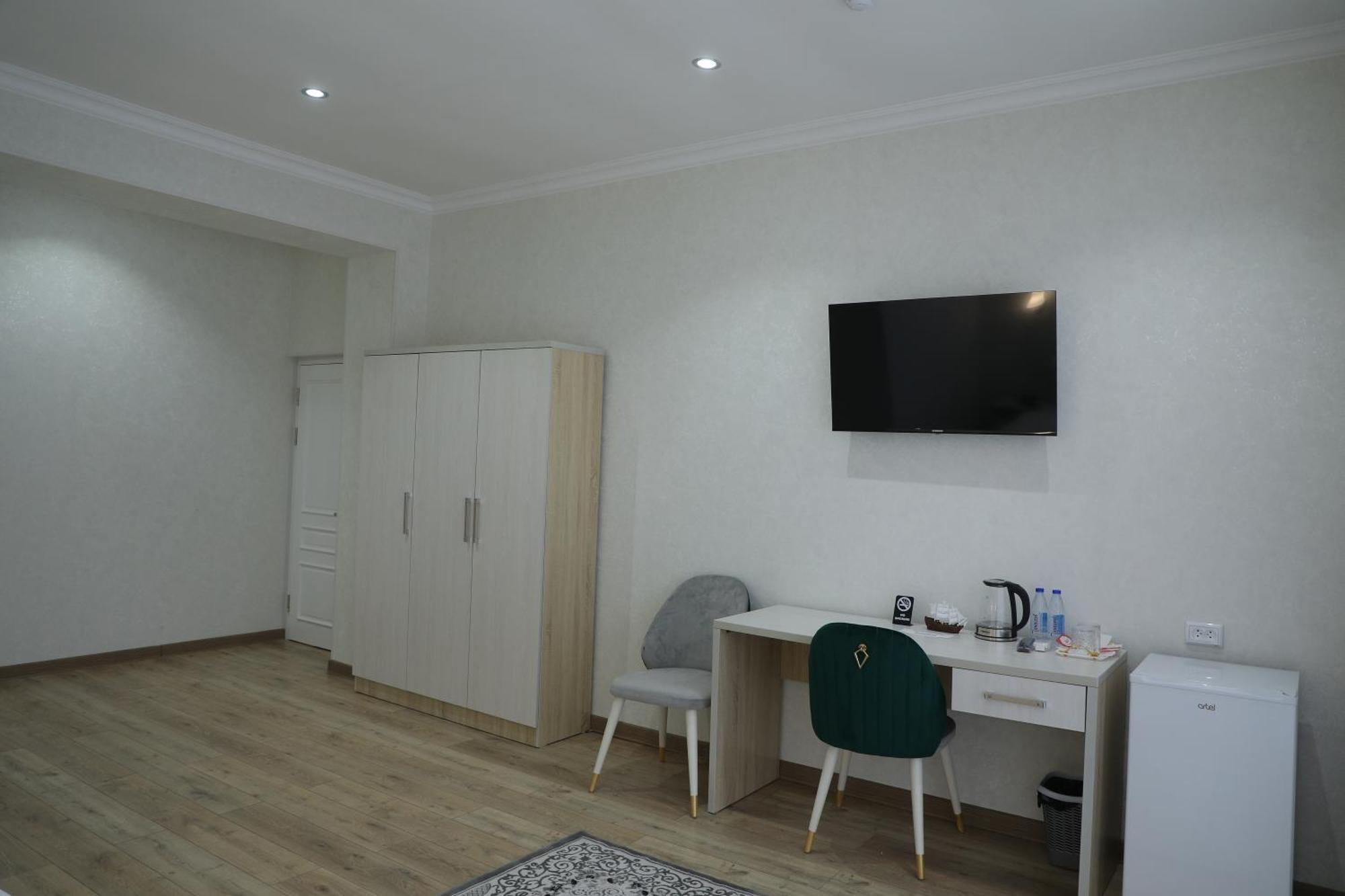 Status Hotel Karshi Extérieur photo