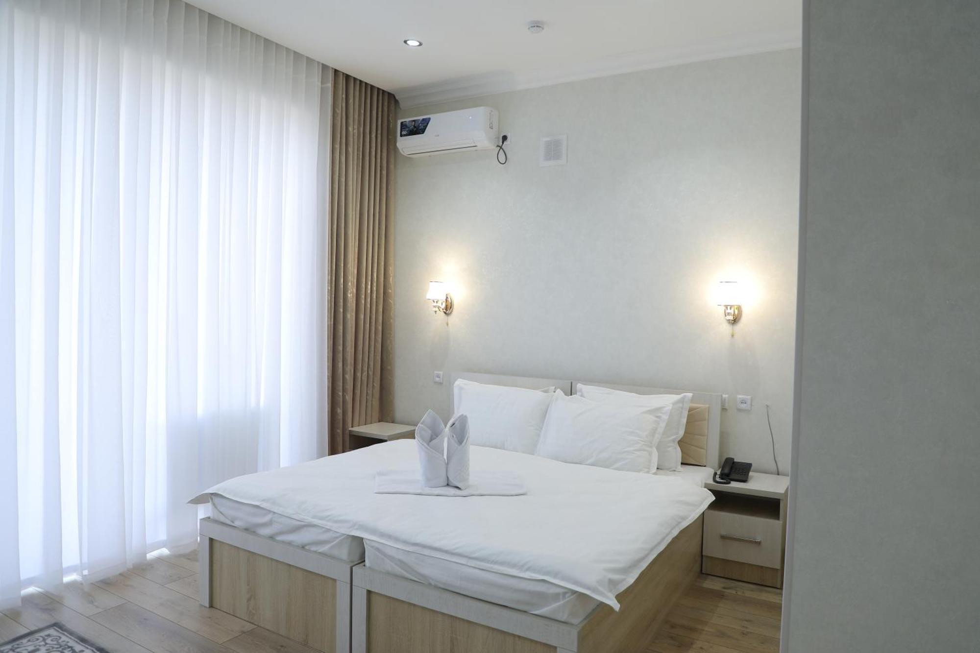 Status Hotel Karshi Extérieur photo